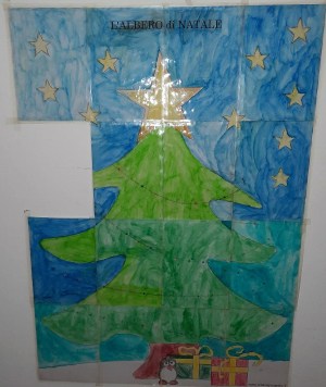 Immagine di un maxi puzzle per creare un albero di Natale con fogli A4