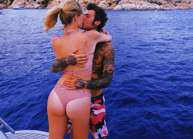 Chiara ferragni e fedez lato b barca ape