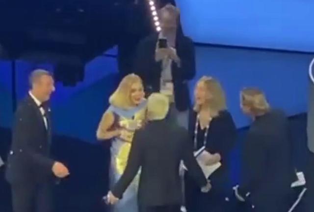 fedez ferragni rosa chemical bacio sanremo 2023