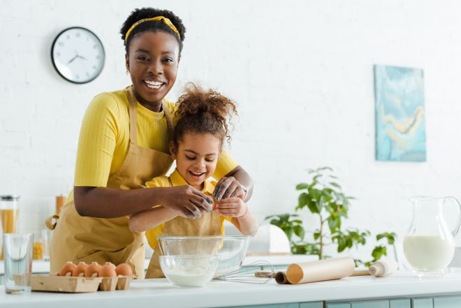 insegnare ai bambini a mangiare da soli